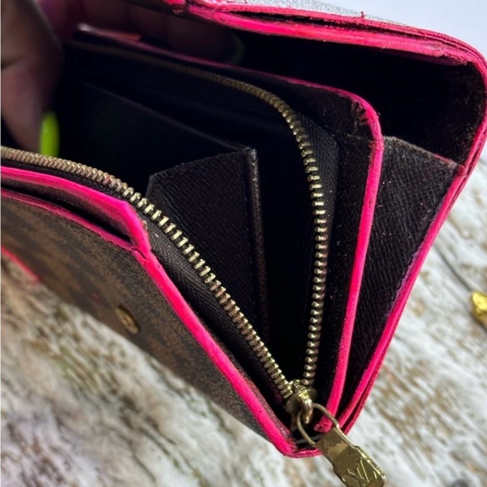 LV Wallet - Picture 6 of 7